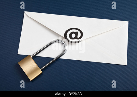 Umschlag mit @ Symbol und Schloss, Konzept der e-Mail-Sicherheit Stockfoto