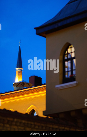 Aya Sofya Minaret Istanbul Türkei // ISTANBUL, Türkei — eines der Minarette des Aya Sofya ist über der Mauer eines anderen Gebäudes im Cankurtaran-Viertel in der Nähe von Sultanahmet zu sehen. Beleuchtet vor dem tiefblauen Himmel, steht das Minarett als ikonisches Symbol für Istanbuls reiche Geschichte und architektonische Pracht. Stockfoto