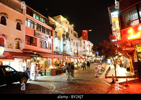 ISTANBUL, Türkei / Türkiye – Nachtaufnahme einer Straße mit Restaurants und Geschäften im Cankurtaran-Viertel von Istanbul (oft als Sultanahmet bezeichnet), ganz in der Nähe der Blauen Moschee. Stockfoto