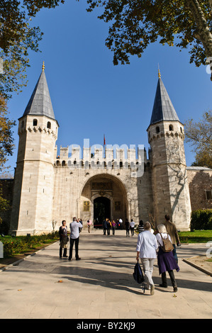 ISTANBUL, Türkei / Türkiye — das befestigte Haupttor des Topkapi-Palastes, bekannt als das Tor des Grußworts (türkisch: (Bâb-üs Selâm). Ursprünglich der kaiserliche Palast der osmanischen Sultane, dient der Palast heute als Museum. Stockfoto