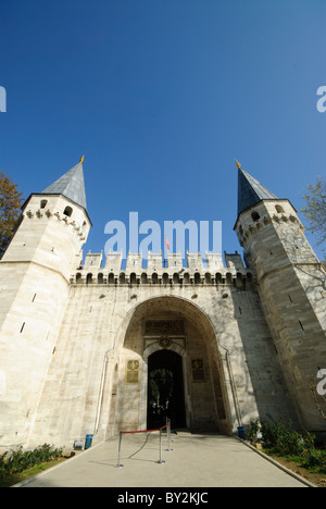 ISTANBUL, Türkei / Türkiye — das befestigte Haupttor des Topkapi-Palastes, bekannt als das Tor des Grußworts (türkisch: (Bâb-üs Selâm). Ursprünglich der kaiserliche Palast der osmanischen Sultane, dient der Palast heute als Museum. Stockfoto