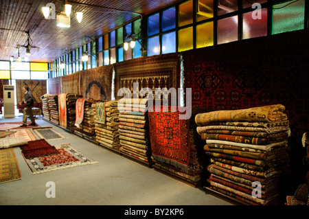 ISTANBUL, Türkei / Türkiye — Inneres eines türkischen Teppichgeschäfts auf dem Arastar Basar, einem kleinen Basar neben dem Sultanahment Camii (Blaue Moschee) in Istanbul, Türkei. Stockfoto