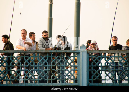 ISTANBUL, Türkei / Türkiye - Angeln vor Istanbuls historischer Galata-Brücke über das Goldene Horn. Stockfoto