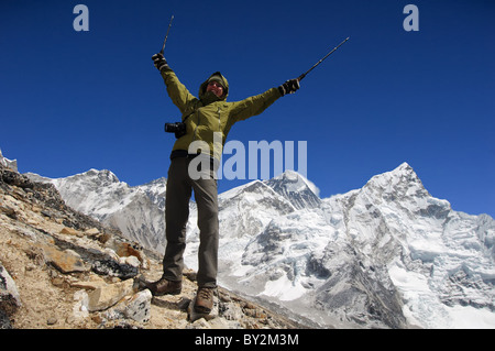 Eine Dame Trekker feiert Ankunft auf dem Gipfel des Kala Pattar in Nepal, mit Everest darüber hinaus Stockfoto