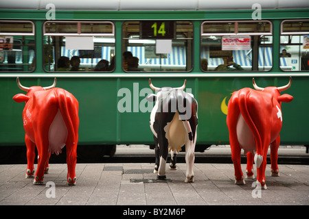 Schweizer Kühe als Dekoration, Basel, Schweiz Stockfoto