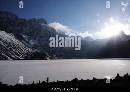 Die untergehende Sonne über Gokyo See in Nepal Stockfoto