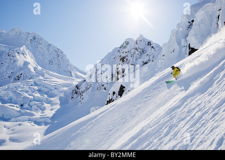 Ein Mann fährt nach unten tief verschneiten Hang in Haines, AK Stockfoto