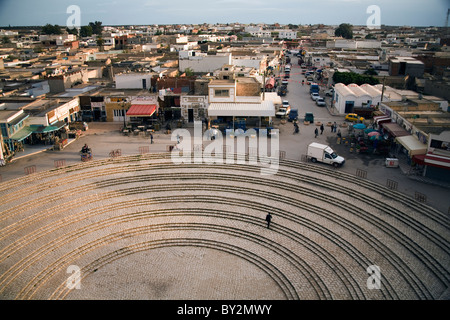 Ein Mann, der Treppenstufen außerhalb der Roman Colosseum at El Jem (El Djem), das drittgrößte Kolosseum in der Welt. Stockfoto