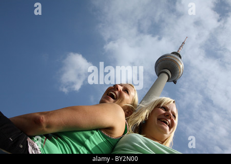 Touristen unter dem Fernsehturm, Berlin, Deutschland Stockfoto