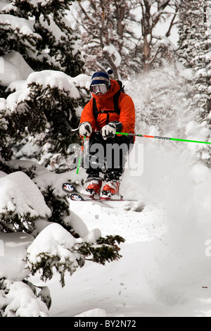 Ein männlicher Skifahrer fängt Luft beim Skifahren durch frischen Pulverschnee im Jackson Hole Mountain Resort Hinterland, Wyoming. Stockfoto