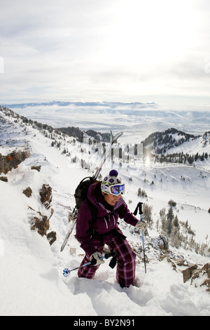 Eine Skifahrerin Wanderungen für unverspurten Pulver und frische Linien im Jackson Hole Mountain Resort Hinterland, Wyoming. Stockfoto