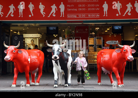 Schweizer Kühe als Dekoration, Basel, Schweiz Stockfoto