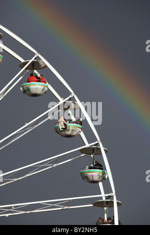 Ein Riesenrad und ein Regenbogen im Hintergrund, Berlin, Deutschland Stockfoto