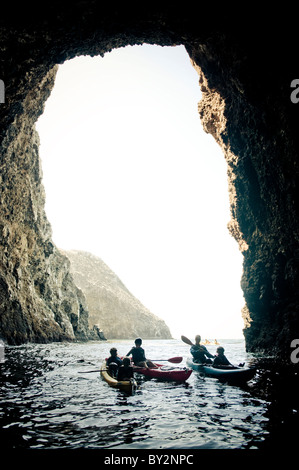 Auf Santa Cruz Island auf den Kanalinseln aus Santa Barbara, Kalifornien eine große Meereshöhle per Kajak zu erkunden. Stockfoto