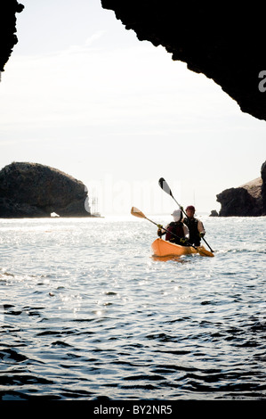 Erkunden Meer Höhlen mit dem Kajak auf der Insel Santa Cruz auf den Kanalinseln aus Santa Barbara, Kalifornien. Stockfoto