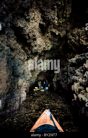 Kajak fahren tief in engen Meereshöhlen auf Santa Cruz Island auf den Kanalinseln aus Santa Barbara, CA. Stockfoto