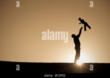 Silhouetten von Familie genießen die Morgensonne. Stockfoto