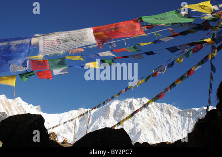 Gebetsfahnen fliegen vor der Süden Gesicht der Annapurna Stockfoto