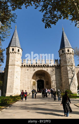 ISTANBUL, Türkei / Türkiye — das befestigte Haupttor des Topkapi-Palastes, bekannt als das Tor des Grußworts (türkisch: (Bâb-üs Selâm). Ursprünglich der kaiserliche Palast der osmanischen Sultane, dient der Palast heute als Museum. Stockfoto