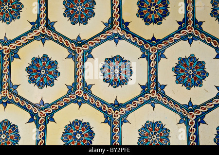 ISTANBUL, Türkei / Türkiye — kunstvoll verzierte Keramikfliesen im Harem des Topkapi-Palastes, dem osmanischen Palast im Istanbuler Stadtteil Sultanahmet. Stockfoto