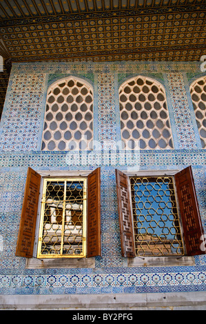 ISTANBUL, Türkei / Türkiye – Außenmauern von Gebäuden im Harem des Topkapi-Palastes, dem osmanischen Palast im Istanbuler Stadtteil Sultanahmet. Stockfoto