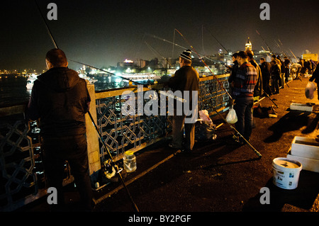 ISTANBUL, Türkei / Türkiye - Angeln vor Istanbuls historischer Galata-Brücke über das Goldene Horn. Stockfoto