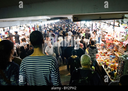 ISTANBUL, Türkei / Türkiye - Menschenmassen tummeln sich im unterirdischen Fußweg mit Geschäften im Eminonu-Viertel am Goldenen Horn in Istanbul. Stockfoto