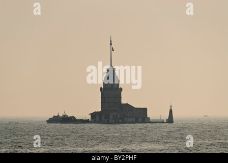 ISTANBUL, Türkei / Türkiye / Türkiye — der Turm der Jungfrau (Türkisch: Kız Kulesi), auch in der griechischen und mittelalterlichen byzantinischen Zeit als Leander's Tower (Turm von Leandros) bekannt, befindet sich auf einer kleinen Insel am südlichen Eingang der Bosporus-Straße 200 m (220 yd) vor der Küste von Üsküdar in Istanbul, Türkei. Der Bosporus, ein wichtiger Wasserweg, der das Schwarze Meer mit dem Marmarameer verbindet, bietet atemberaubende Szenen von Istanbul mit seinen historischen Wahrzeichen und der geschäftigen maritimen Aktivität. Diese ikonische Meerenge teilt die Stadt in europäische und asiatische Seiten und bietet einen wunderschönen Palast am Wasser Stockfoto