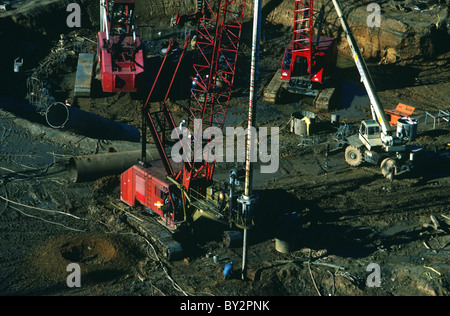 Heavy-Duty-bewegliche Aufzüge und Krane arbeiten am Fundament auf kommerziellen Baustelle, USA. Stockfoto