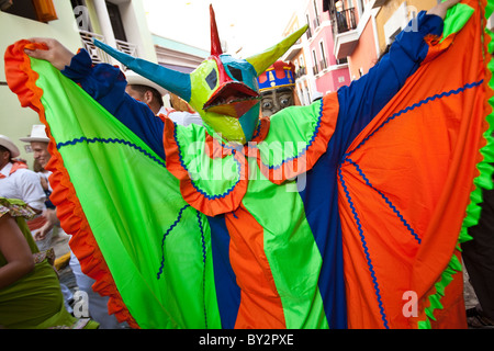 Kostümierte Jecken Parade durch die Straßen der Altstadt von San Juan während dem Festival von San Sebastian in San Juan, Puerto Rico. Stockfoto