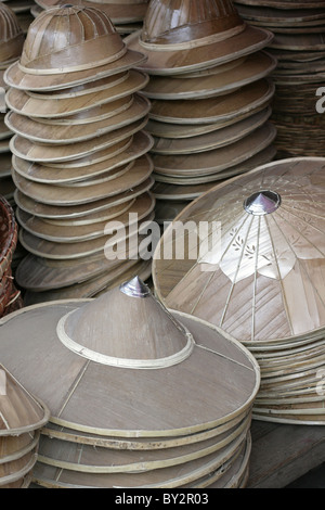 Auswahl der birmanischen konische Hüte und andere auf dem lokalen Markt in Hsipaw (Tibau), Myanmar Stockfoto