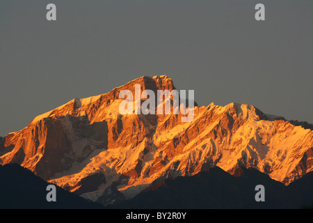 Himalaya-Gipfel von Kedarnath sonnen sich in das warme Licht des Sonnenuntergangs in Uttaranchal, Indien. Stockfoto