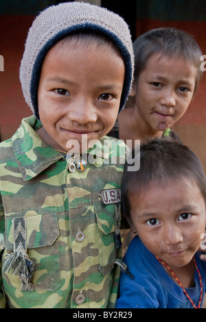 Nepalesische Kinder von einem abgelegenen Dorf in den Ausläufern des Himalaya in Nepal. Stockfoto