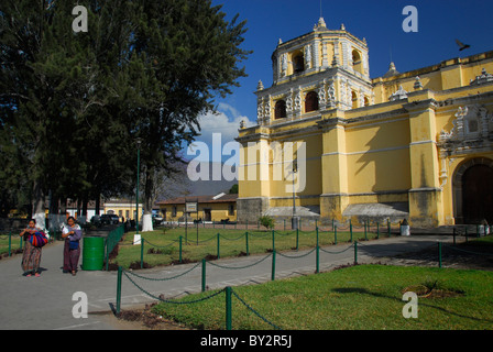 Indigene Frauen spazieren im Park neben Merced Kirche Nuestra Señora De La Antigua, Abteilung Sacatepequez, Guatemala Stockfoto