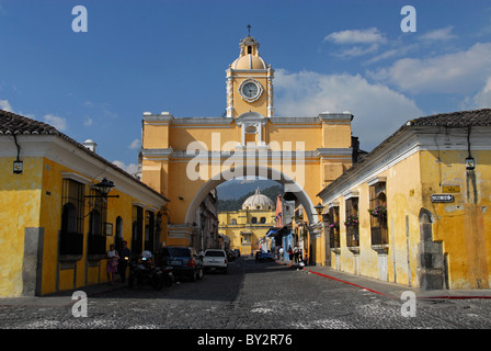 Santa Catalina Arch und Uhrturm mit Merced Kirche Nuestra Señora De La Antigua, Guatemala Stockfoto