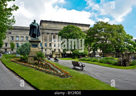 Statue von Canon Thomas Major Lester in St. Johns Zierpflanze und Memorial Garden im Zentrum von Liverpool England Stockfoto