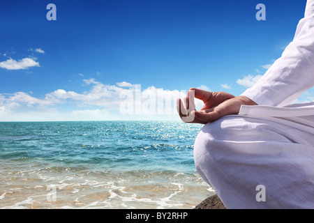Mann am Strand entspannen. Stockfoto