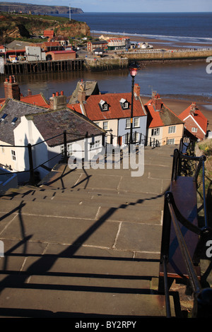 Auf der Suche nach unten 199 Stufen bei Whitby North Yorkshire Stockfoto