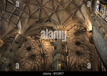 Gewölbte Hauptschiff der Kirche von Santa Maria de Belém, Jerónimos Kloster, Lissabon, Portugal Stockfoto