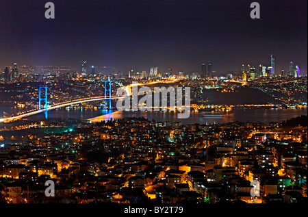 Eine Nacht Blick auf die erste Brücke Bosporus, die einem nicht nur verbinden der beiden Seiten von Istanbul, sondern auch Europa und Asien. Stockfoto