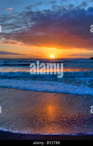 Sonnenuntergang über der brechenden Wellen. Stockfoto