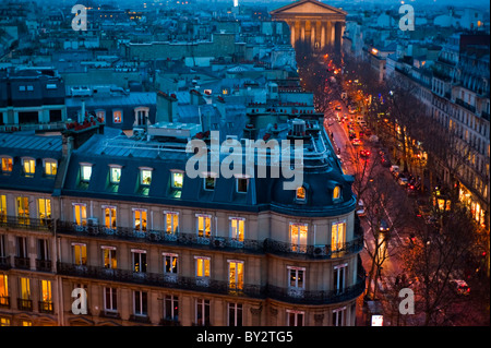 Paris, Frankreich, High Angle, Alte Büro- und Wohngebäude, draußen, Dämmerung, Skyline, Dächer von Paris, Haussmannian Architecture, Lighting Stockfoto