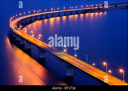 Dies ist die Servia-Brücke über den Polyfytou See, in der Nähe der kleinen Stadt von Servia in Kozani Präfektur, Mazedonien, Griechenland Stockfoto