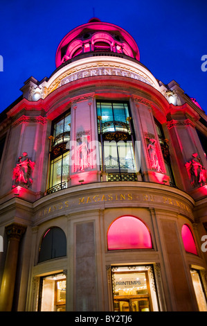 Paris, France, Shopping, Le Printemps Kaufhaus, draußen, Dämmerung, niedrigen Winkel Ansicht, Gebäude, Weihnachtsbeleuchtung Stockfoto