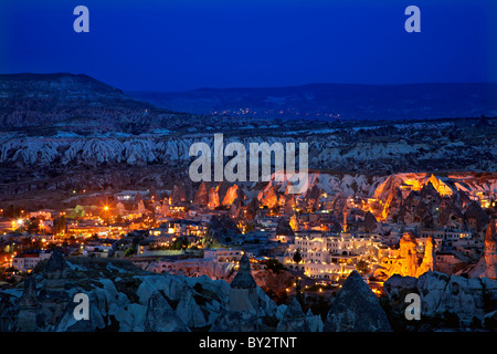 Göreme Dorf im Herzen von Kappadokien, in der "blauen" Stunde. Nevsehir, Anatolien, Türkei. Stockfoto