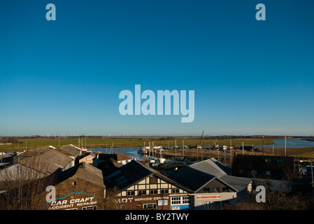 Blick über die Dächer in Richtung Camber und der Fluss Rother Roggen East Sussex England Stockfoto