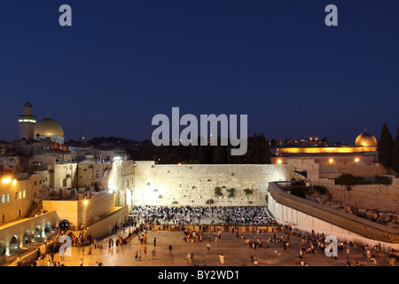 Der Tempelberg in Jerusalem, einschließlich die Klagemauer und die goldene Kuppel des Felsens in der Nacht Stockfoto