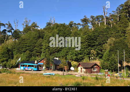 Grüne Ufer des Lago Frias, in Richtung Hang Bäume und blaue Tour-Bus außerhalb der Zollstelle, Puerto Frias, Argentinien Stockfoto