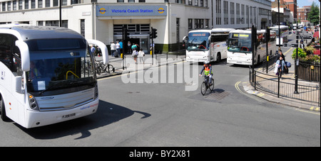 Drei National Express Coaches außerhalb Victoria coach station Stockfoto