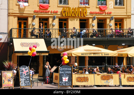 Chiquito Balkon & Outdoor Pflasterrestaurant und Bar im sonnigen und geschäftigen Touristenviertel Leicester Square West End London England Stockfoto